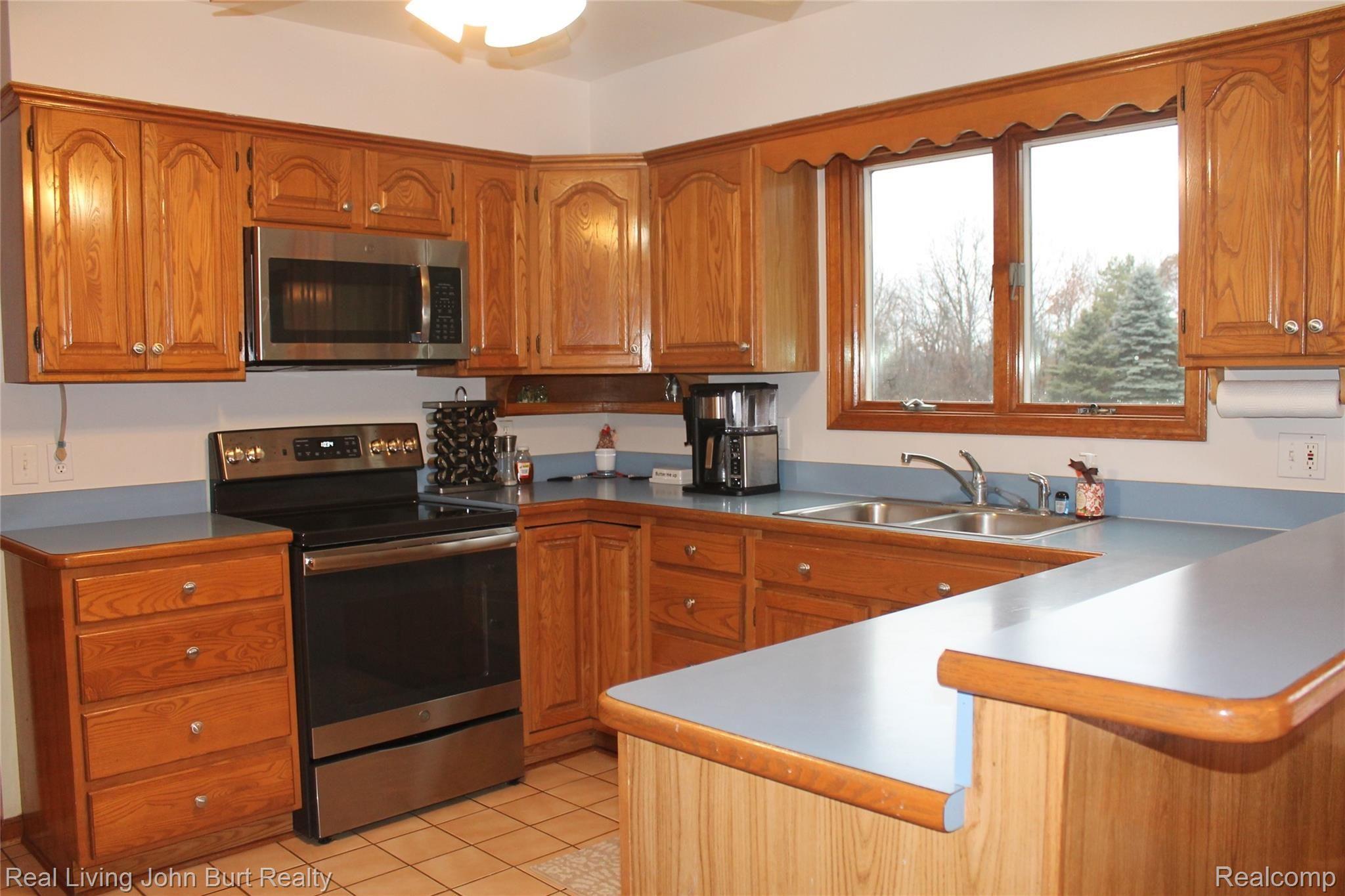 13235 Rohn Road Fenton, MI 48430 - Photo 17 of 80 IMG_9666.jpg Beautiful cabinets
