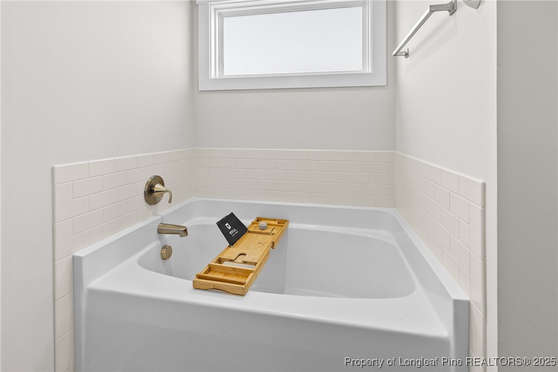 1423 Creekwood Road Hope Mills, NC 28348 - Photo 28 of 49 a bathroom with a bathtub