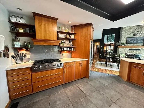 $595,000 | 24 Lakeview Drive, Lexington, MO 64067