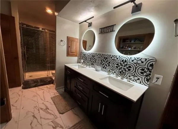 $595,000 | 24 Lakeview Drive, Lexington, MO 64067