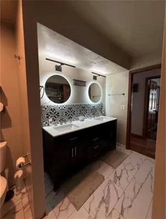 $595,000 | 24 Lakeview Drive, Lexington, MO 64067