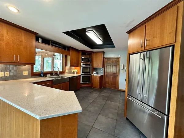 $595,000 | 24 Lakeview Drive, Lexington, MO 64067