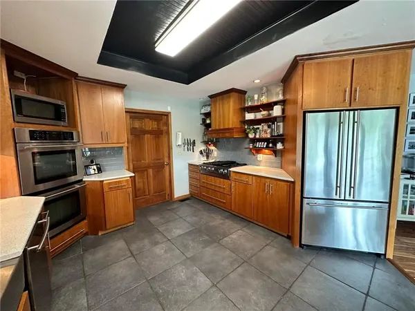 $595,000 | 24 Lakeview Drive, Lexington, MO 64067