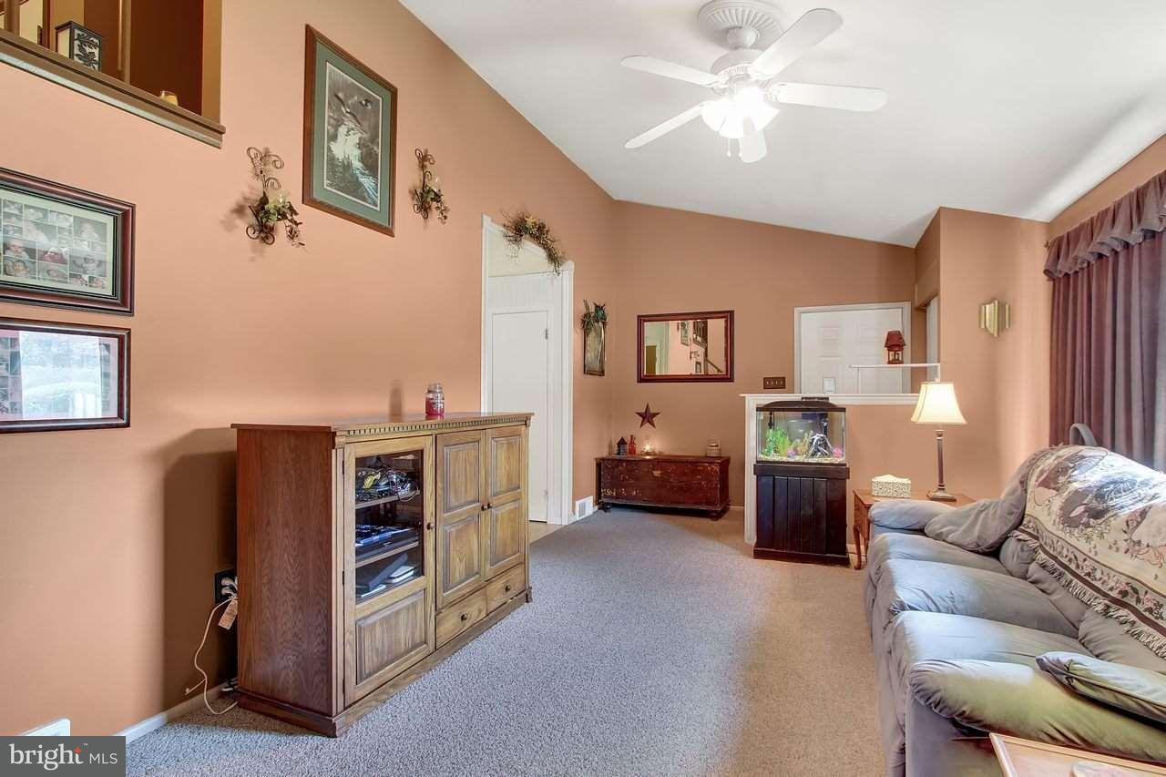 717 Gunnison Road York, PA 17404 - Photo 4 of 25