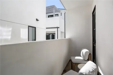 a view of entryway with livingroom