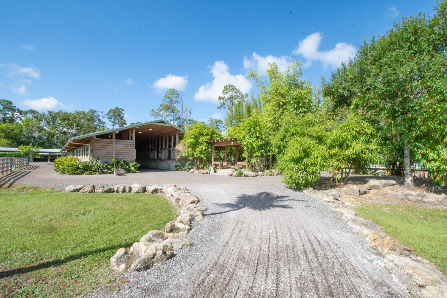 495 E Road Loxahatchee Groves, FL 33470 - Photo 27 of 73 495 E Rd Loxahatchee FL 33470-large-033-