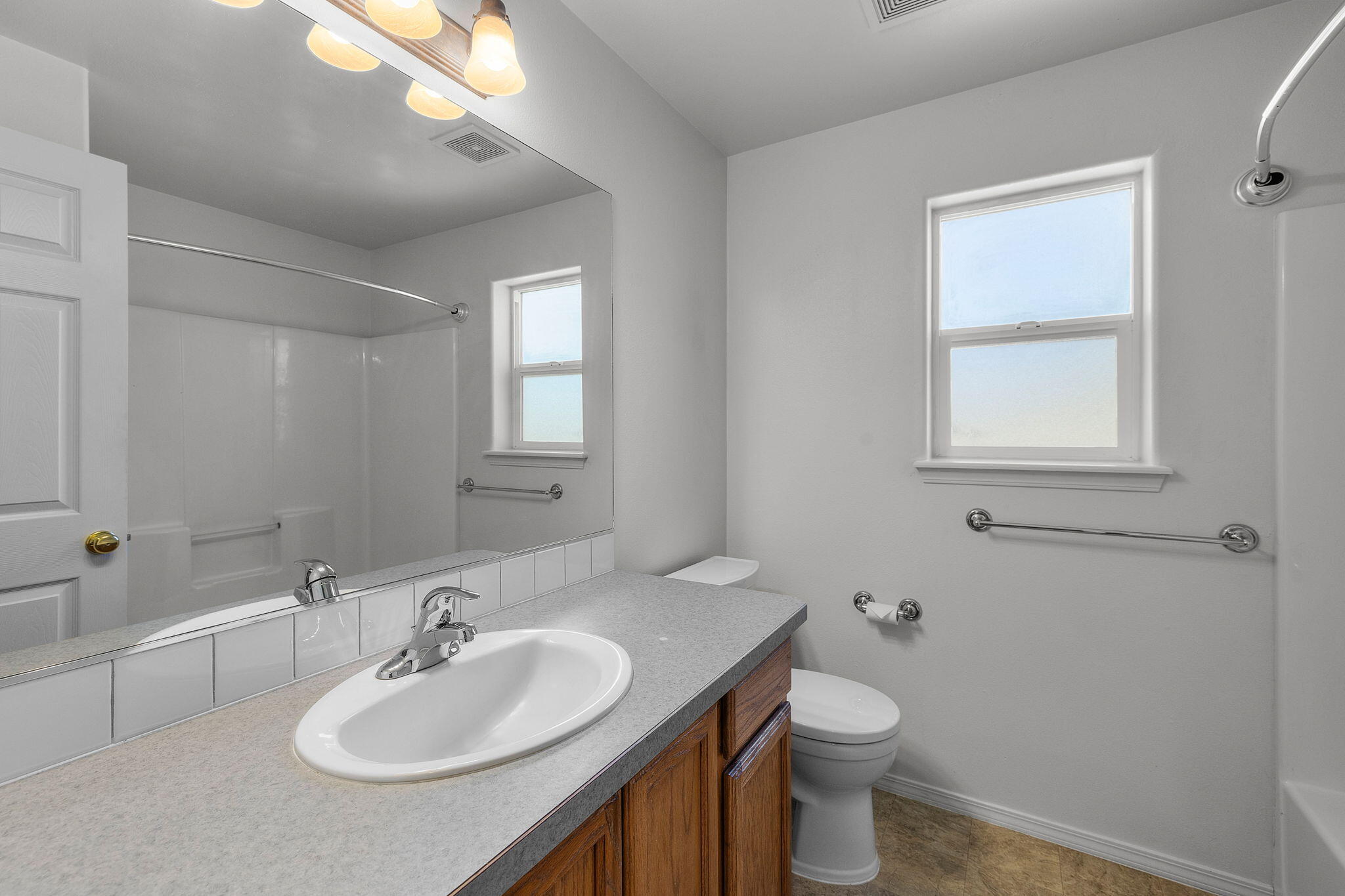 348 Northwest Antler Loop Redmond, OR 97756 - Photo 23 of 34 second full bathroom