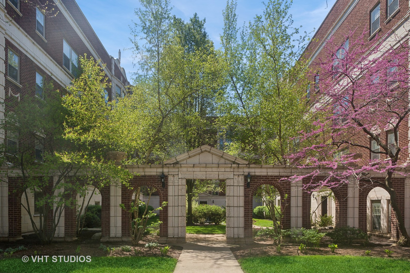 482 Sheridan Road, Unit 3 Evanston, IL 60202 - Photo 1 of 39 front view of a house with a garden