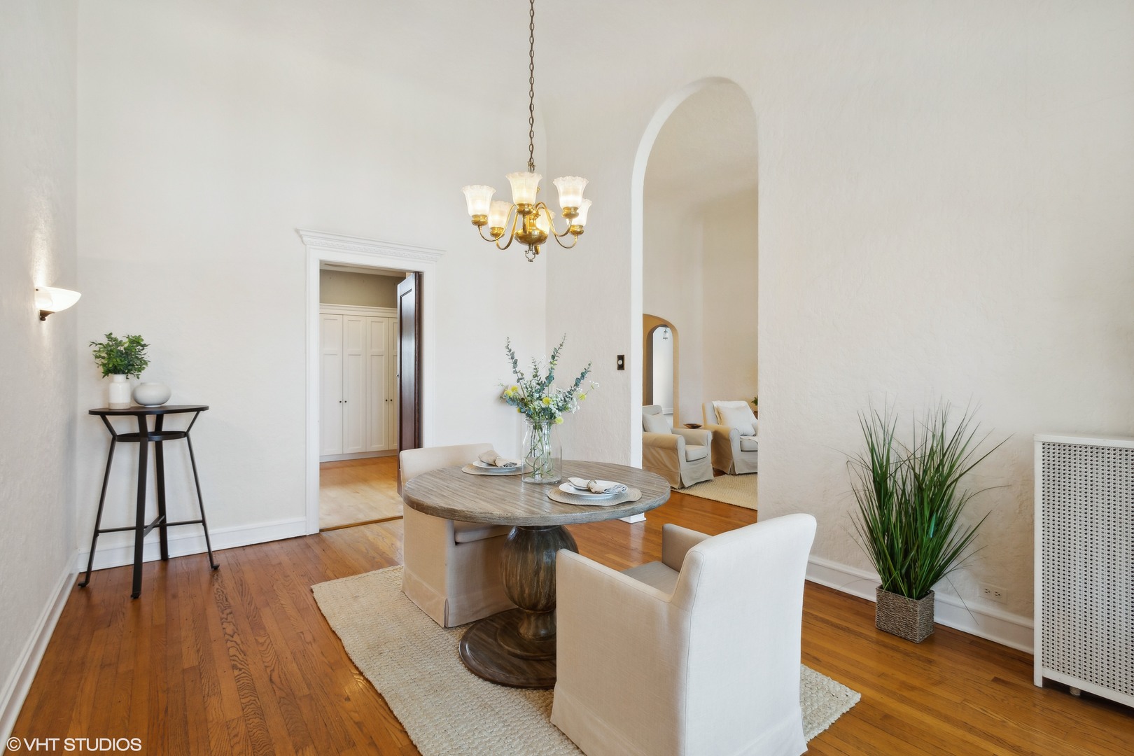 482 Sheridan Road, Unit 3 Evanston, IL 60202 - Photo 12 of 39 a dining room with furniture potted plants and wooden floor