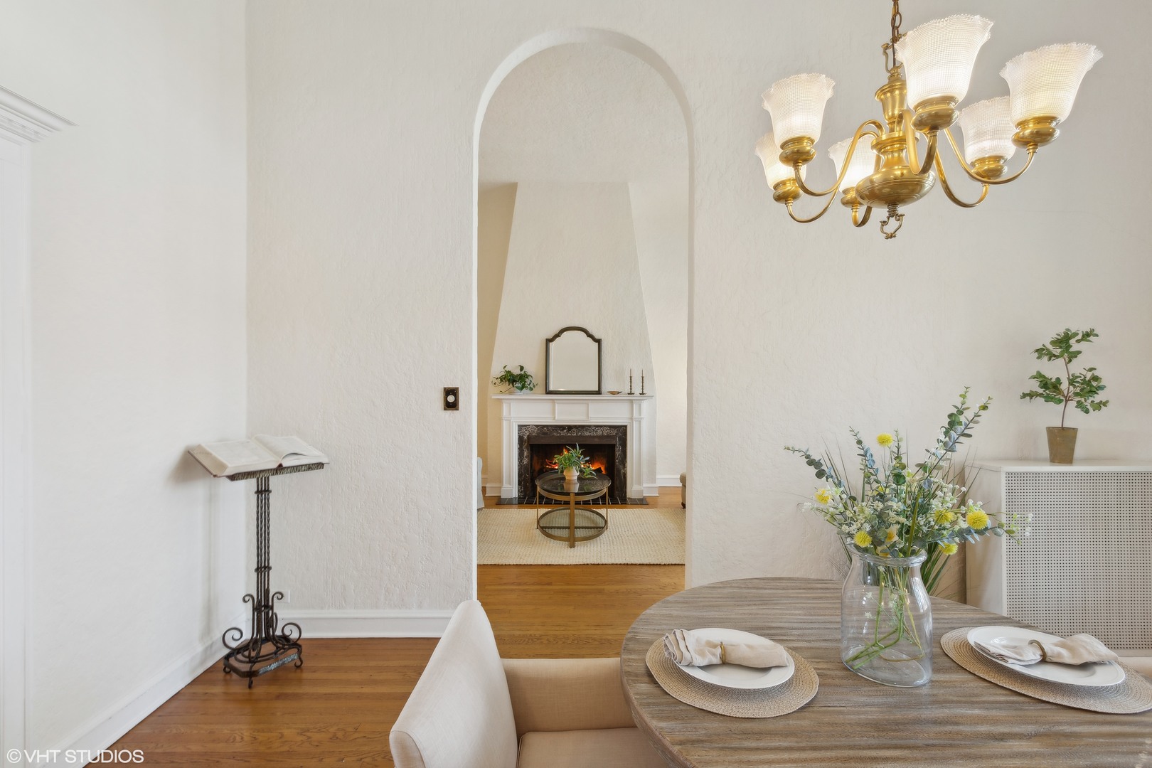 482 Sheridan Road, Unit 3 Evanston, IL 60202 - Photo 13 of 39 a living room with furniture flowerpot and wooden floor