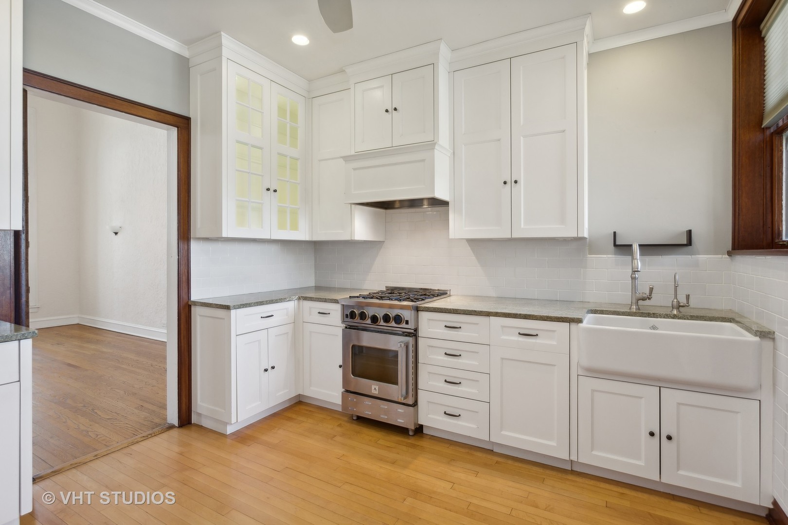 482 Sheridan Road, Unit 3 Evanston, IL 60202 - Photo 15 of 39 a kitchen with white cabinets and a stove