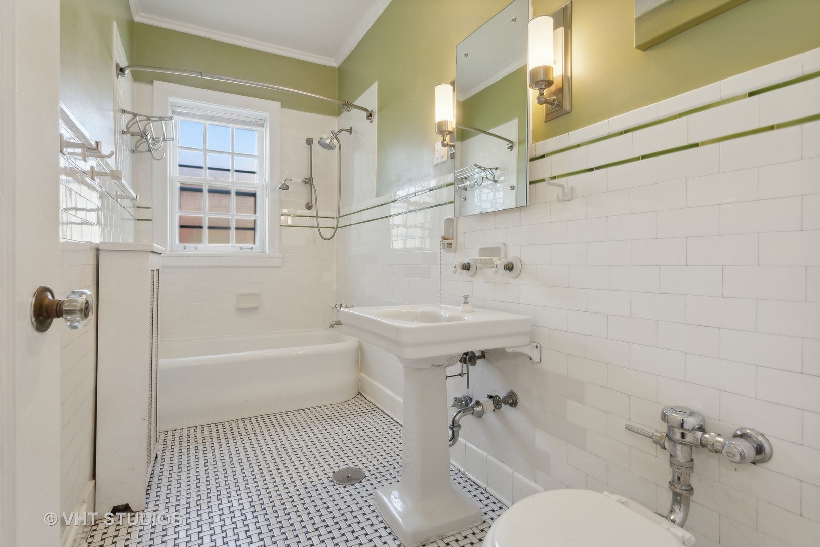 482 Sheridan Road, Unit 3 Evanston, IL 60202 - Photo 26 of 39 a bathroom with a sink a toilet and shower