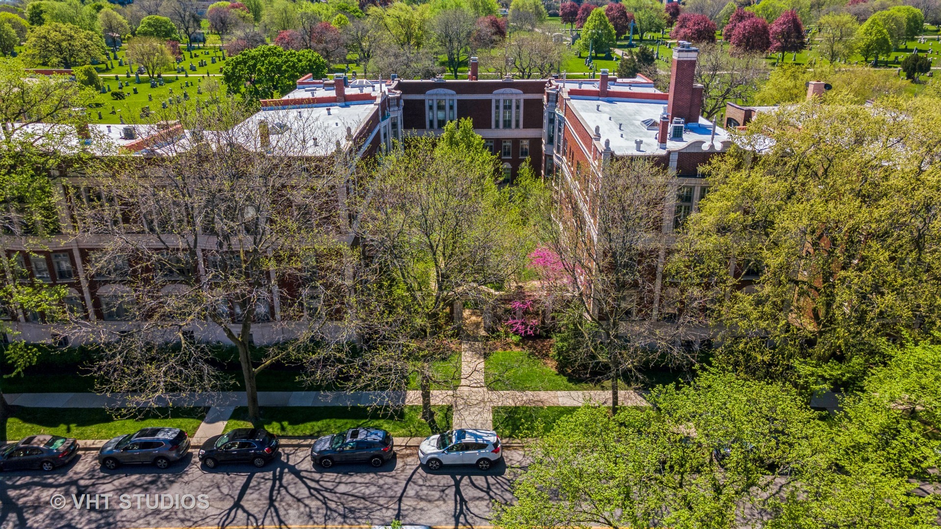 482 Sheridan Road, Unit 3 Evanston, IL 60202 - Photo 30 of 39 a backyard of a house with lots of green space and trees