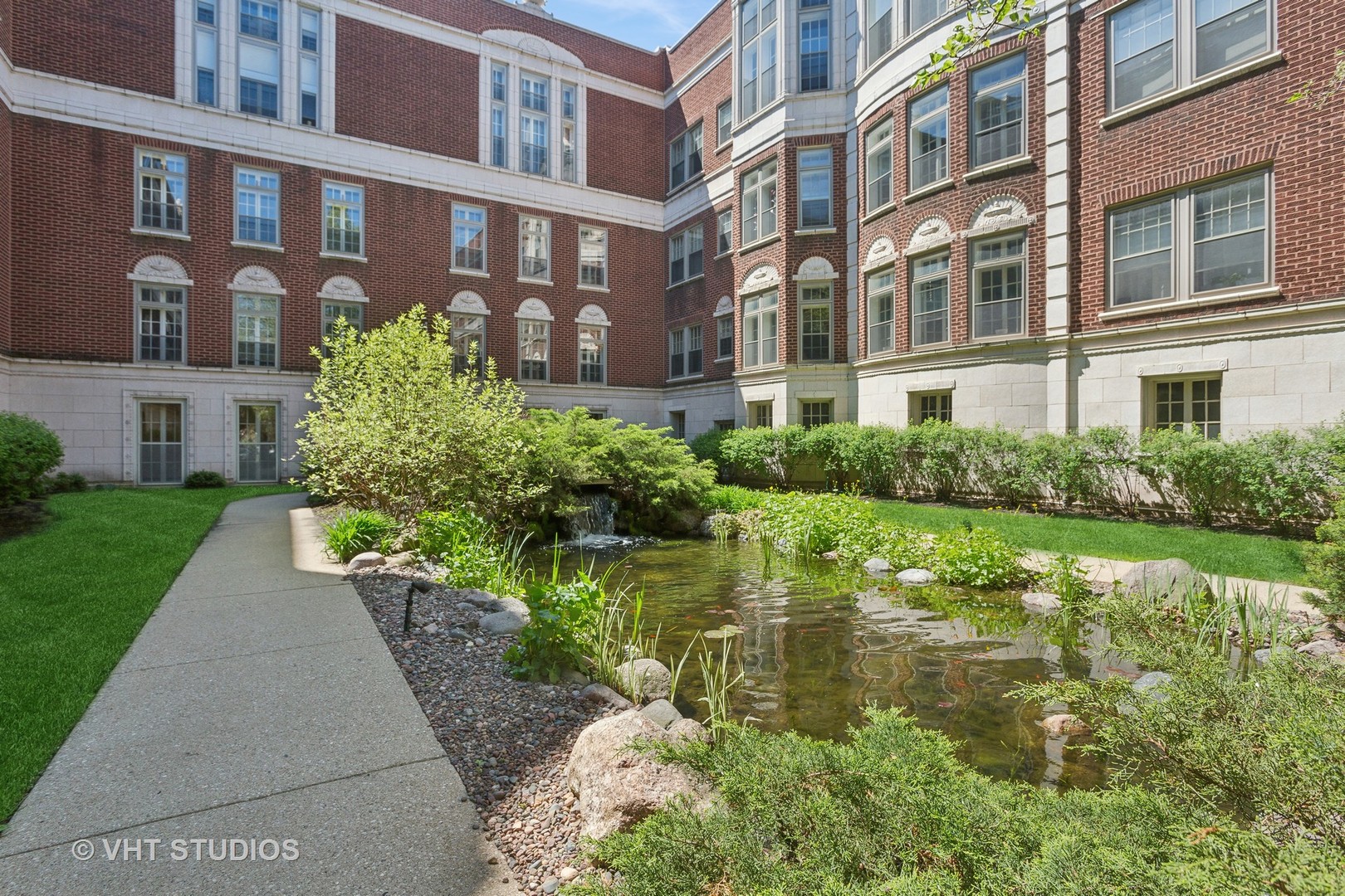 482 Sheridan Road, Unit 3 Evanston, IL 60202 - Photo 3 of 39 a view of a building with a garden