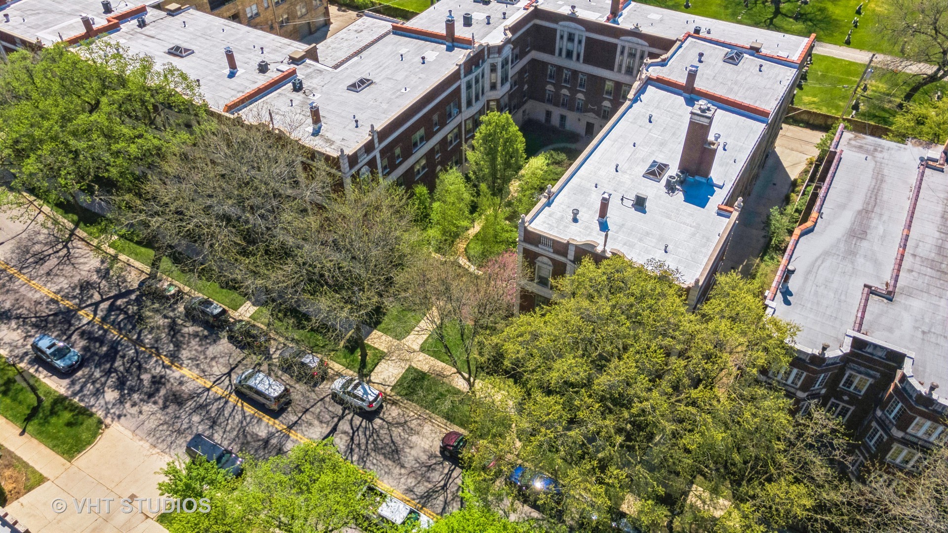 482 Sheridan Road, Unit 3 Evanston, IL 60202 - Photo 31 of 39 an aerial view of a house with a yard