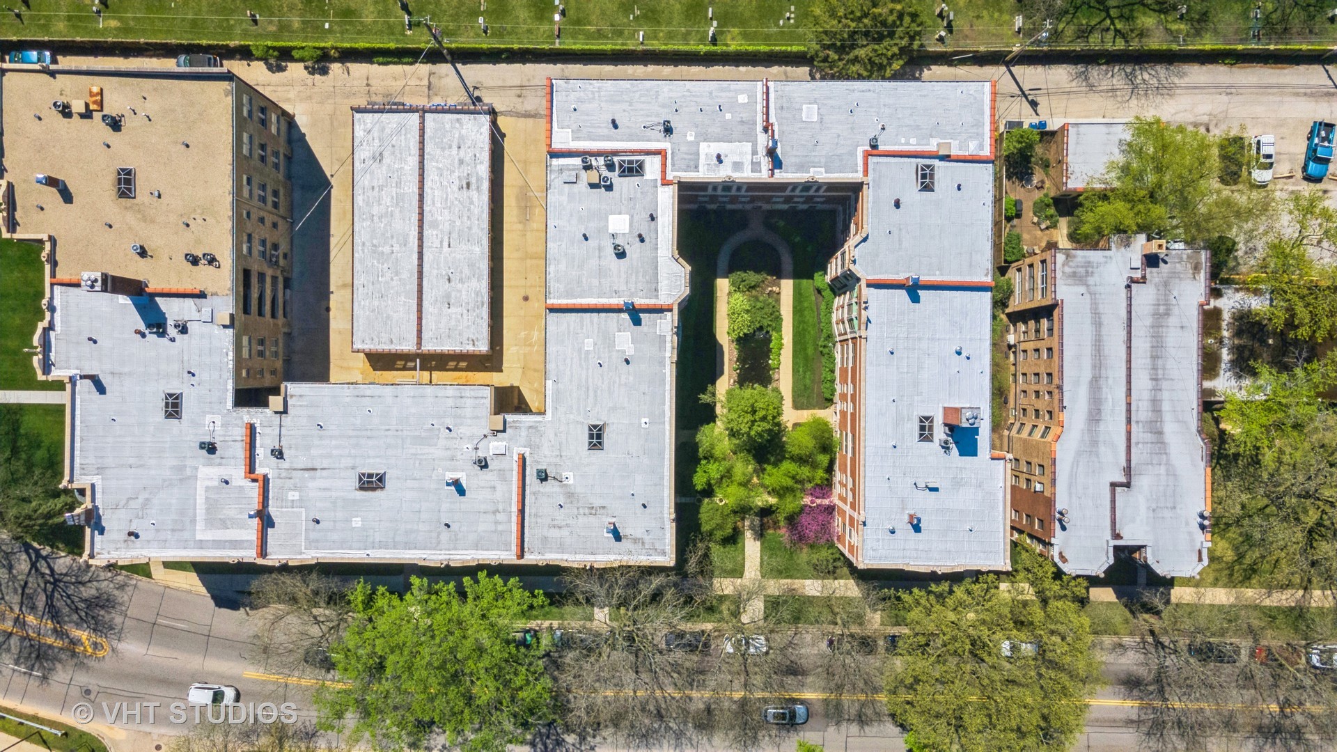482 Sheridan Road, Unit 3 Evanston, IL 60202 - Photo 37 of 39 an aerial view of a house with plants and wooden fence