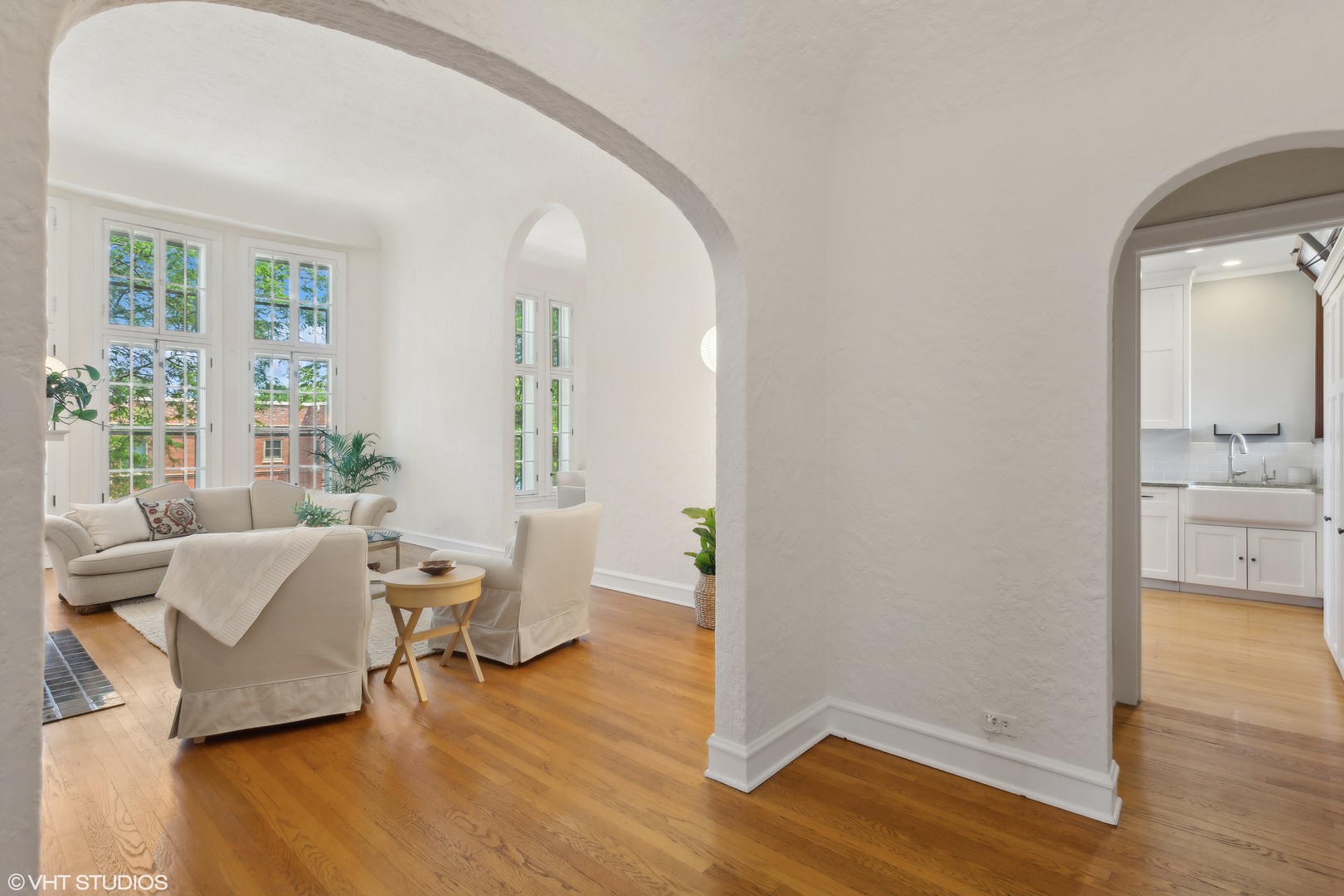 482 Sheridan Road, Unit 3 Evanston, IL 60202 - Photo 4 of 39 a living room with furniture and wooden floor