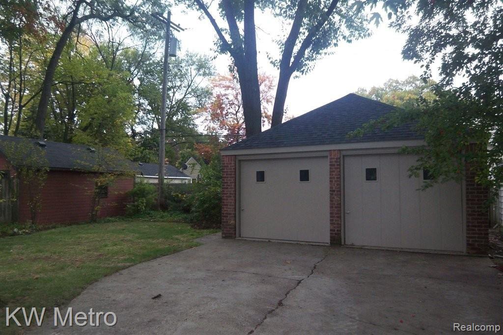 80 Amherst Road Pleasant Ridge, MI 48069 - Photo 3 of 17 spacious 2 car gar w/new roof