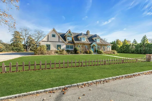 a view of an house with a big yard