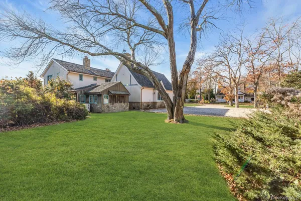 a view of house with garden