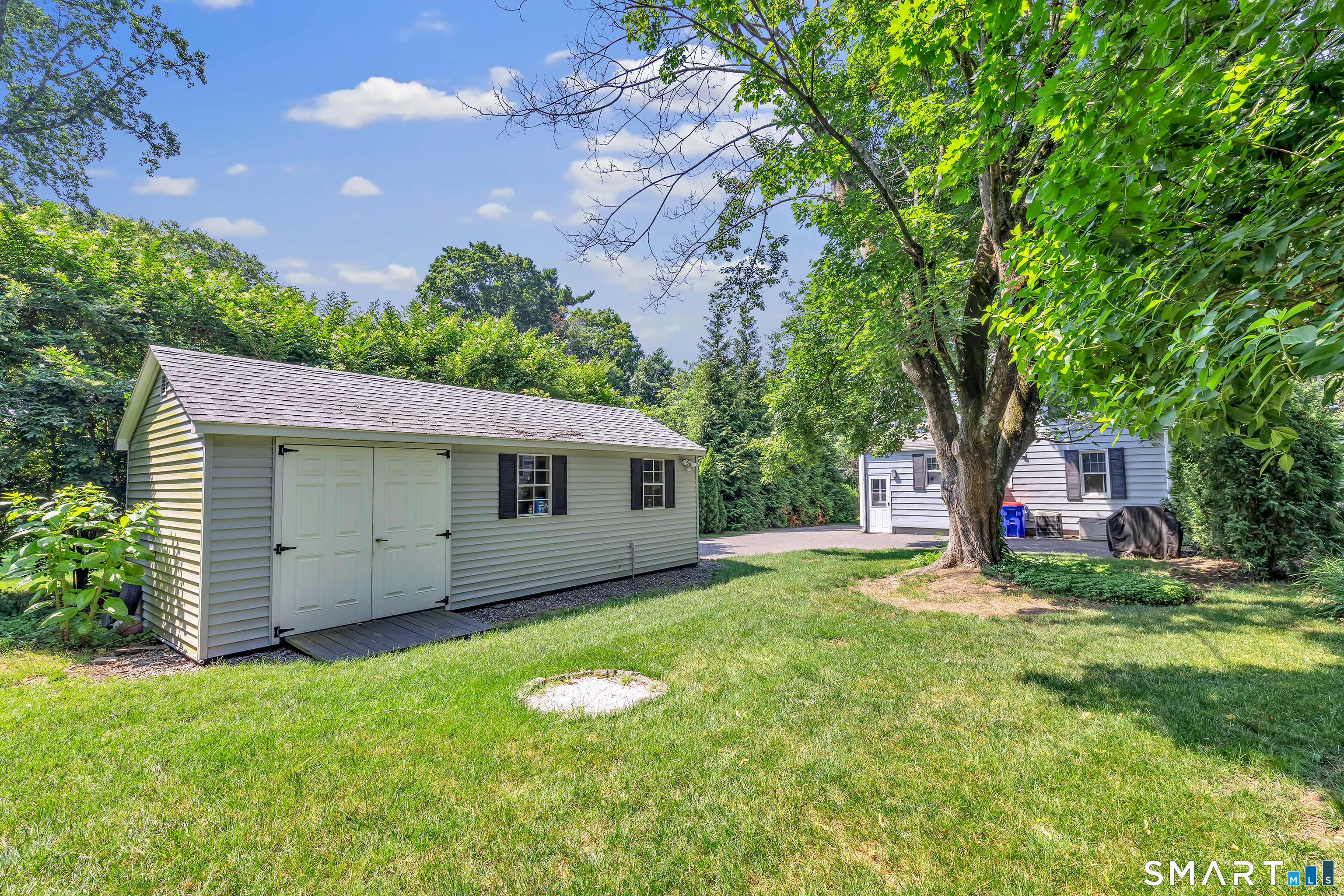 2082 Stratfield Road Fairfield, CT 06825 - Photo 31 of 38 Garage/Shed perfect for storage and home gym