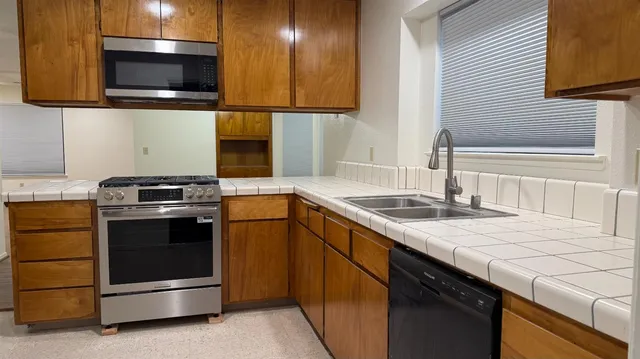 $1,900 | 2423 Knowlwood Drive, Hanford, CA 93230