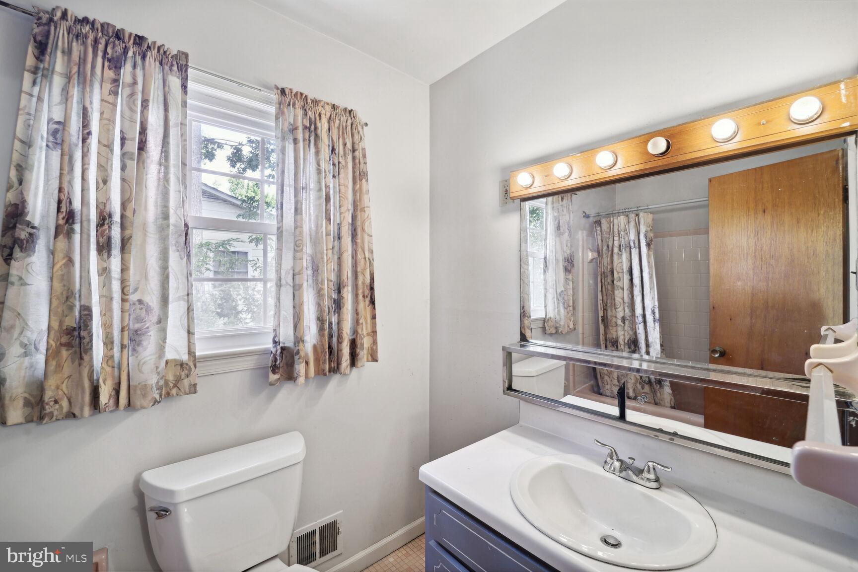 5908 Wolverton Lane Clinton, MD 20735 - Photo 12 of 27 Full bath upper