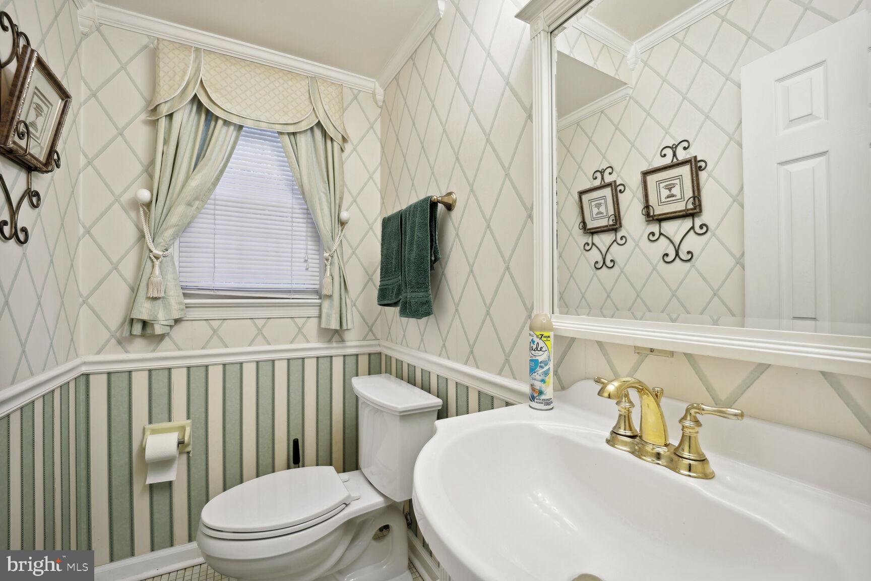 5908 Wolverton Lane Clinton, MD 20735 - Photo 10 of 27 Main level half bath