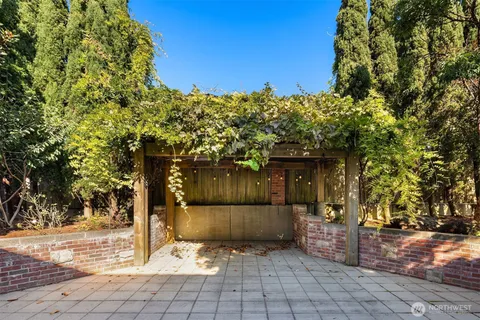 a room with streets and wooden floor