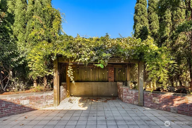a room with streets and wooden floor