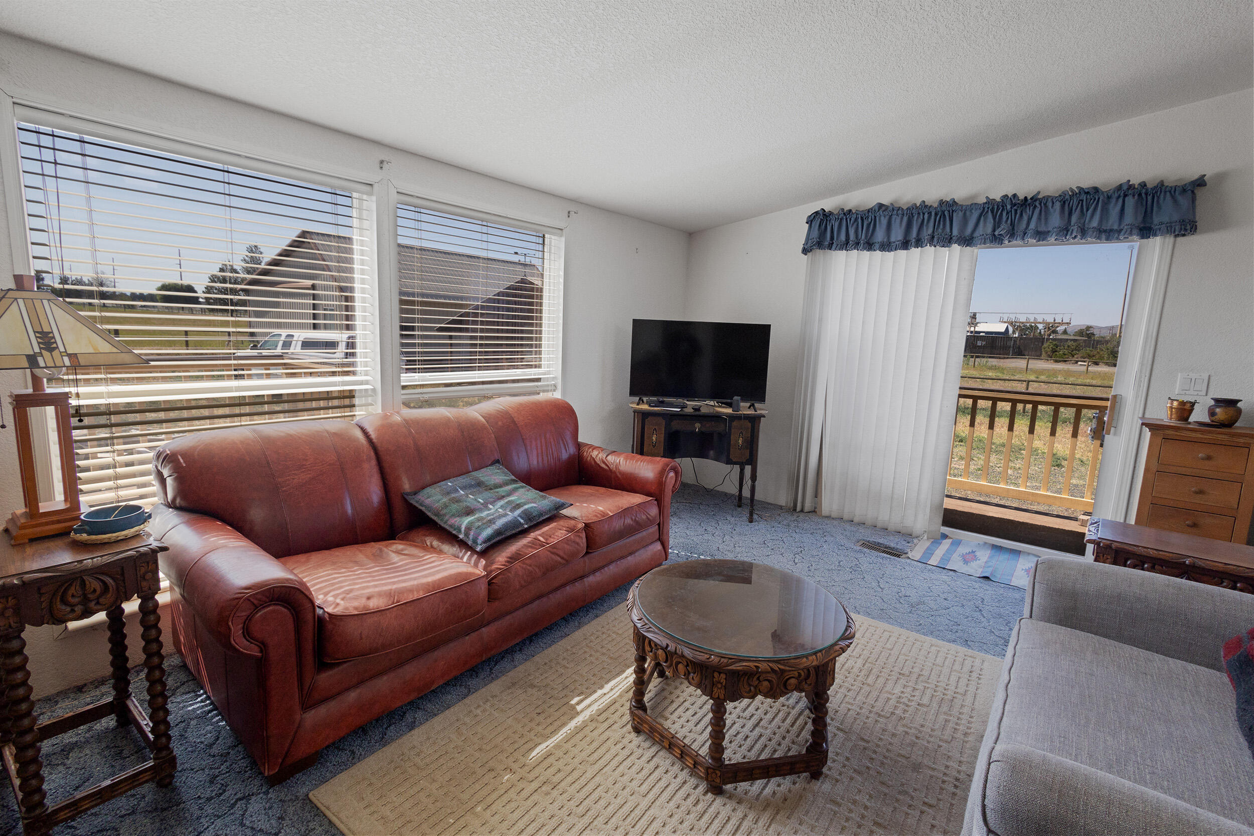 26395 Walker Road Bend, OR 97701 - Photo 5 of 36 Living Area