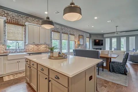 $1,395,000 | 42 Secluded Trail, The Woodlands, TX 77380