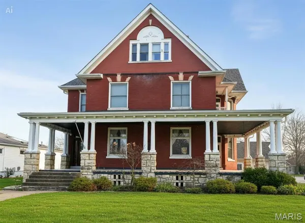 $559,000 | 116 West Henry Street, Staunton, IL 62088