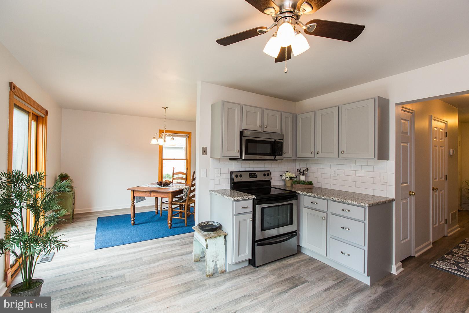 37 Greythorne Road Lancaster, PA 17603 - Photo 10 of 48 New Flooring through-out!