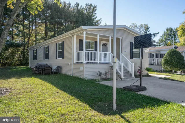 a view of a house with a yard and garage