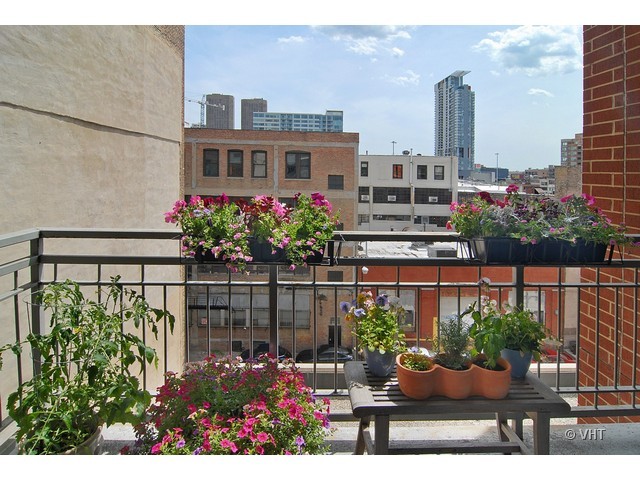 657 West Fulton Street, Unit 501 Chicago, IL 60661 - Photo 11 of 11 a view of a garden with flowers