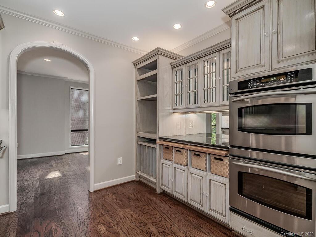 946 Cherokee Road Charlotte, NC 28207 - Photo 4 of 26 Gallery Image 4