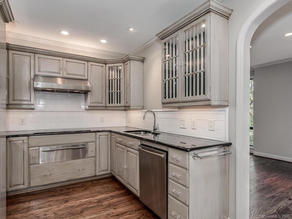 946 Cherokee Road Charlotte, NC 28207 - Photo 5 of 26 Gallery Image 5