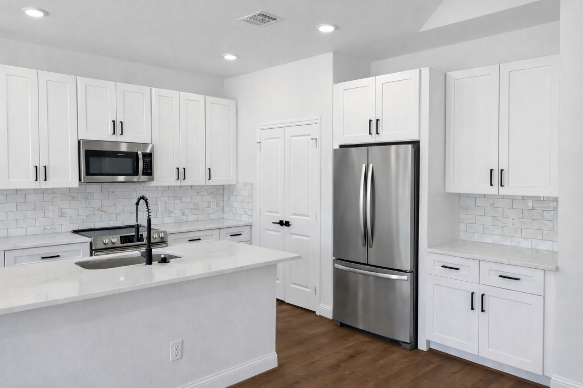 810 South Colbert Street Dayton, TX 77535 - Photo 3 of 7