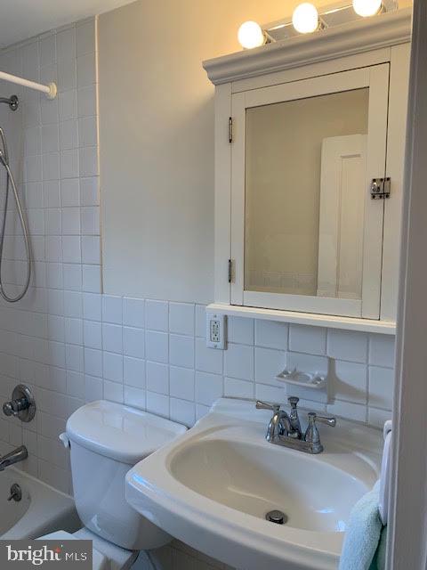 534 Overlook Road Philadelphia, PA 19128 - Photo 16 of 25 Crisp Updated Bath