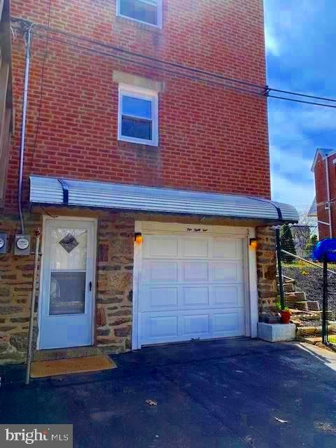 534 Overlook Road Philadelphia, PA 19128 - Photo 3 of 25 Driveway and Entrance