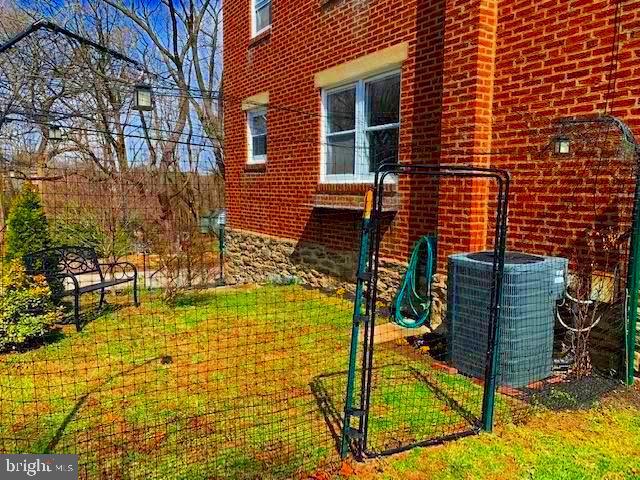 534 Overlook Road Philadelphia, PA 19128 - Photo 4 of 25 Enclosed Side Yard/New AC