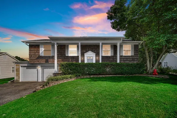 $520,000 | 12 Regent Court West, Buffalo Grove, IL 60089