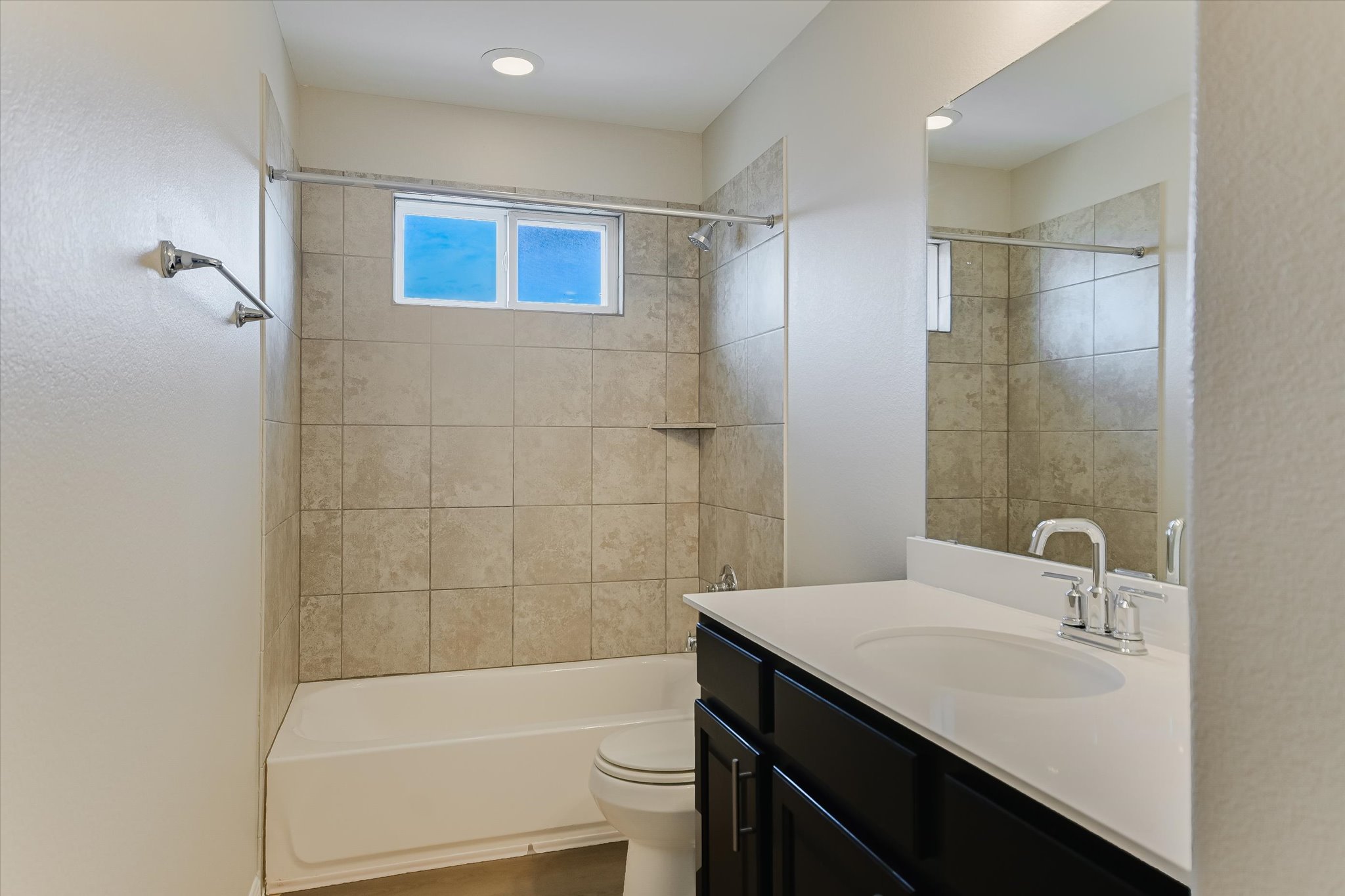 10317 Laurie Lane Austin, TX 78747 - Photo 19 of 27 Secondary bath