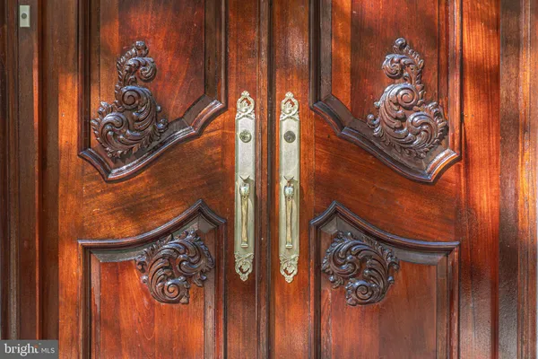 a view of a house with backyard and trees