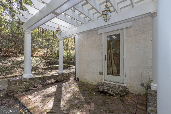 a view of yard with green space