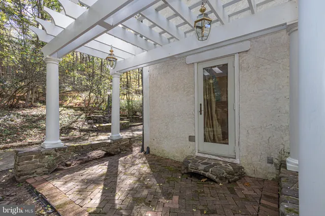 a view of yard with green space