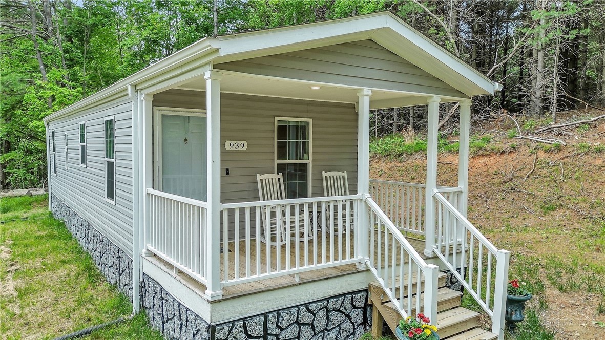 939 Don Bare Road Jefferson, NC 28640 - Photo 31 of 49 a porch with seating space