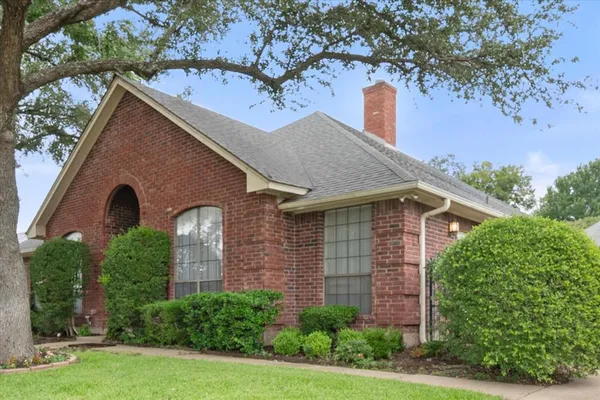 $540,000 | 2105 Sleepy Hollow Drive, Arlington, TX 76006