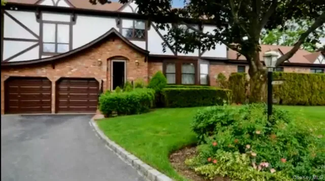 $1,400,000 | 45 A Pelican Court, Syosset, NY 11791